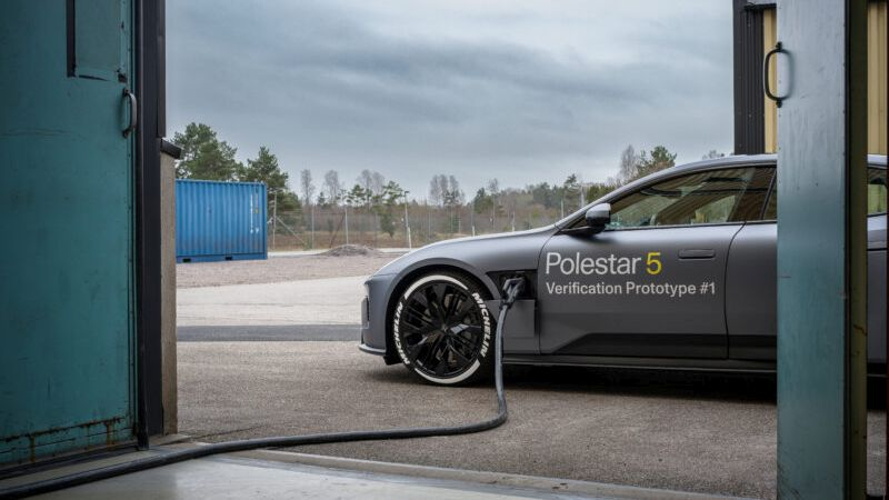 Прототип электромобиля Polestar 5 зарядили до 80 % всего за 10 минут