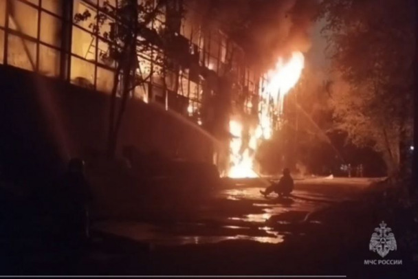 Авиация, обрушение кровли и 120 спасателей. На востоке Москвы горит трехэтажное здание