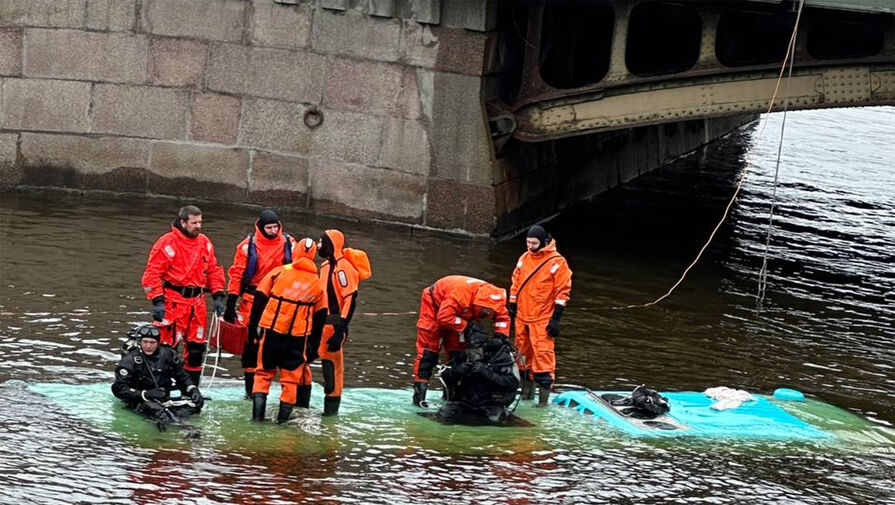 Появились списки погибших и пострадавших при падении автобуса в реку в Петербурге