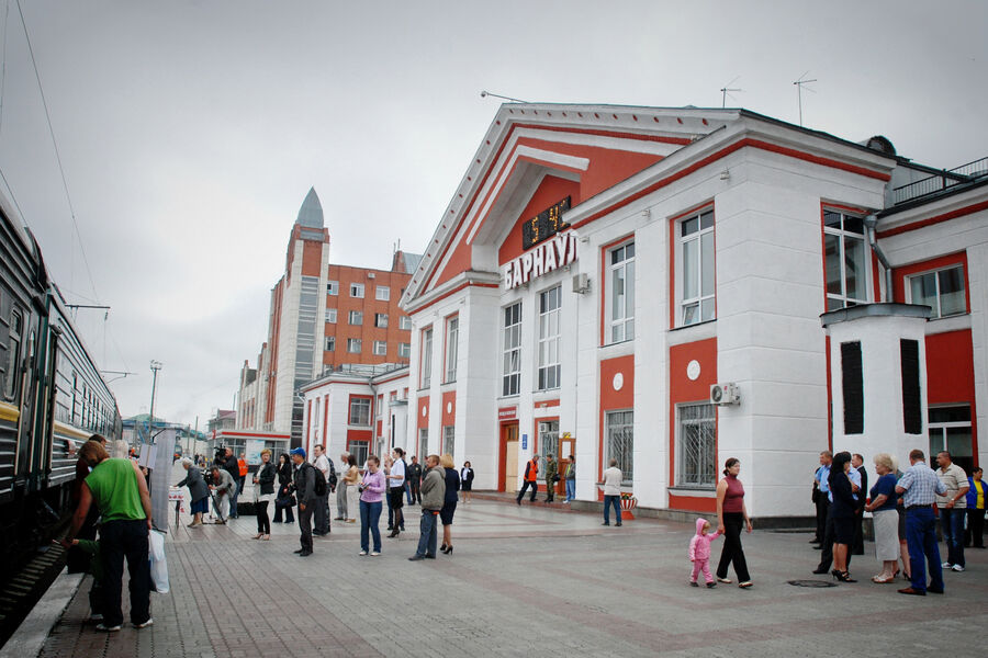 В Барнауле мужчина сбросил двухлетнюю дочь из окна здания вокзала