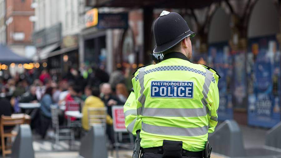 В Лондоне мужчина с самурайским мечом ранил двух полицейских